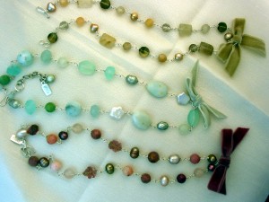 Multi gemstones with velvet bow (1) 